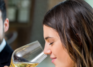 Como as mulheres podem treinar seu nariz para sentir os aromas dos vinhos