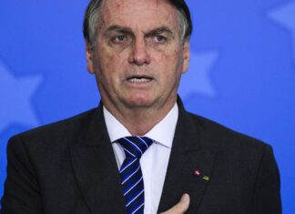 Presidente Bolsonaro assina filiação ao PL