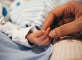 Covid-19 não precisa afetar uso de método canguru em bebês prematuros, diz OMS