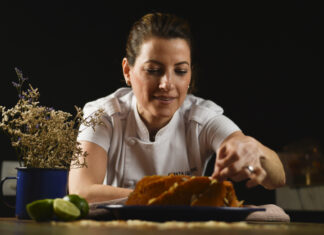 Cozinha inclusiva: curso gratuito ensina como fazer e vender bolos saudáveis