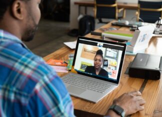 Modelo híbrido de trabalho deve continuar em 2022