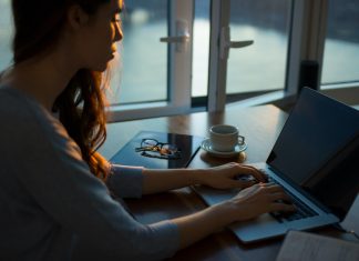 Pesquisa mostra que trabalho híbrido segue como tendência em 2022