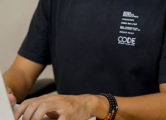 Após alta em 2020, e-commerce de moda cai 18% em 2021