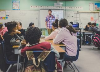 Voluntários levam projeto de educação financeira para escolas públicas