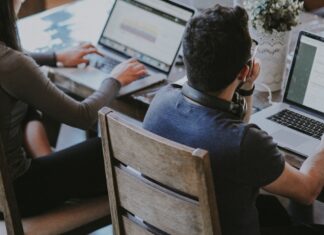 Plataforma lança guia de curso gratuito com certificado para ajudar brasileiros