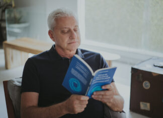 Psiquiatra Mario Koziner lança livro de contos para transformação pessoal