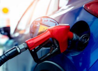 Preço da gasolina cai e diferença do diesel cresce novamente