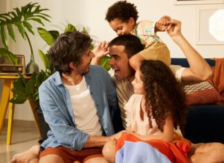 Pais homoafetivos usam a internet para naturalizar novas formações familiares