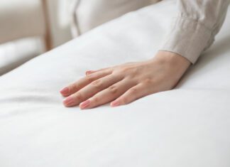 Especialista explica como funciona a limpeza de colchão profissional