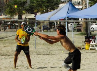 Prática de beach tennis exige preparo físico, diz ortopedista