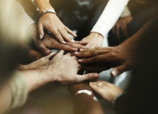 Fundação LLYC tem ajudado jovens a conquistarem o primeiro emprego