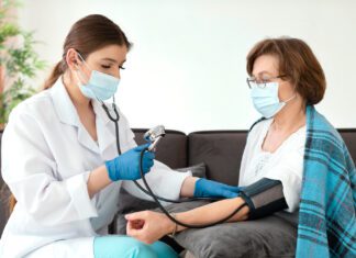 Home care é alternativa para tratamento de idosos
