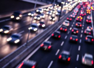 Motoristas recebem multa se forem flagrados dirigindo com apenas uma das mãos