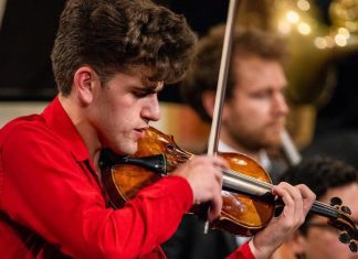 Aluno brasileiro vence competição mundial de violino