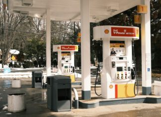 Baixa da gasolina e divulgação do PIB impacta economia nacional