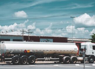 Investimento em mangueira para caminhão tanque garante segurança