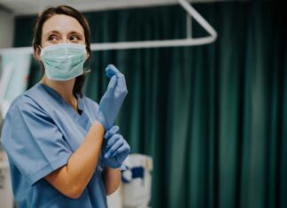 Qual a situação de enfermeiros e biomédicos no pós-pandemia?