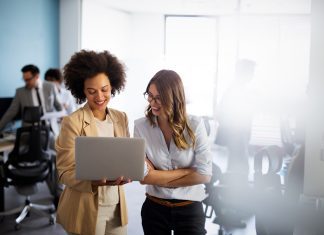 Presença feminina em posições de gestão de TI cresce com iniciativas afirmativas