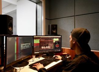 Audiolivro amplia participação no mercado com ouvinte-leitor